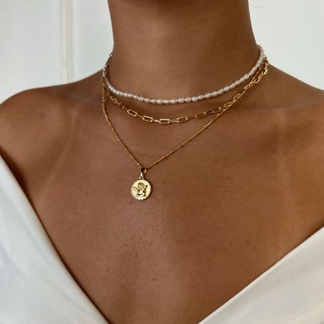 Gold Jewerly Necklace, Summer Gold Jewelry Aesthetic, Pearl Beach Jewelry, Jewelry Pairing Ideas, Summer 2024 Jewelry, Summer Gold Necklace, Simple Necklace Layering, Pearl And Gold Necklace Stack, Layered Jewelry Necklaces