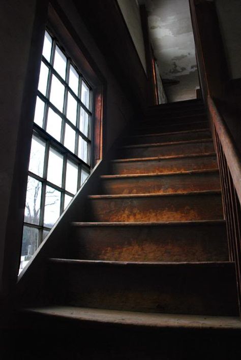 Oh the stories these stairs could tell if only they could speak. Storage Clothes Ideas, Farmhouse Attic, Attic Rooms Ideas, Garage Attic, Attic Staircase, Attic Office, Attic Renovation Ideas, Storage Clothes, Attic Ladder