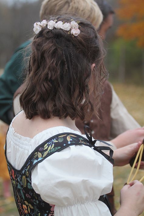 Renisance Fair Hairstyle Short, Ren Faire Short Hairstyles, Renfair Hairstyles Short Hair, Medieval Short Hair, Villager Hairstyles, Medieval Short Hairstyles, Ren Fest Hairstyles Short Hair, Cottage Core Short Hair, Whimsical Hairstyles Short