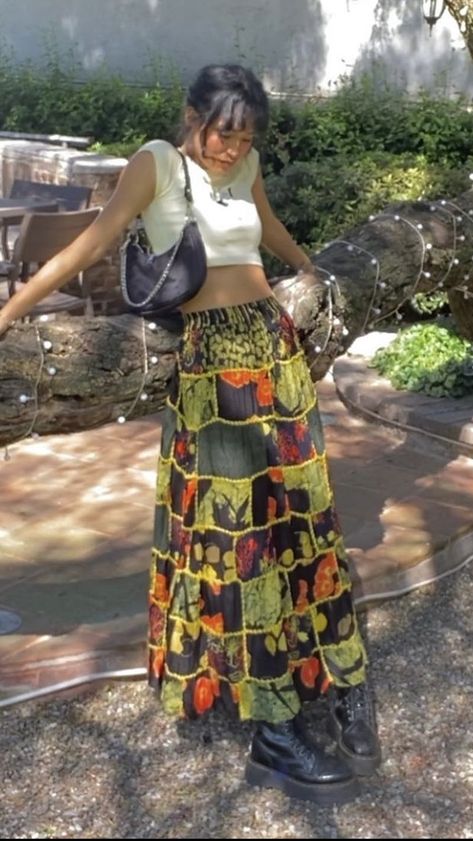 Long Flowy Skirt Outfit Aesthetic, Hippie Maxi Skirt, Indie Long Skirt Outfits, Indie Skirt Outfit, Flowy Outfits Aesthetic, Indie Concert Outfit Summer, Hippie Spring Outfits, Mitski Concert Outfit, Hippie Skirt Outfit