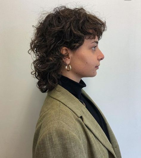 Womens Mullet Curly, Mullet Hairstyle Women Without Bangs, 80s Curly Mullet, Short Shaggy Haircuts Curly Hair, Shaggy Mullet Wavy Hair, Female Curly Mullet, Short Curly Shaggy Hair, Wavy Shag Mullet, Curly Hair Mullet Woman