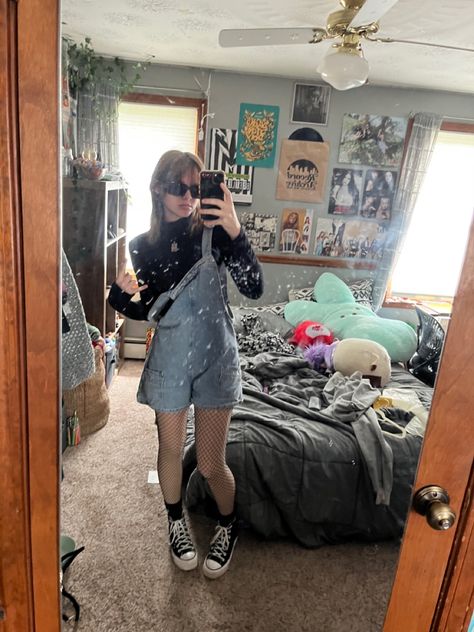 #ootd #overalls #outfitideas #shortoveralls #converse #sunglasses #fashionstylist Overall Outfits, Fashion Stylist, Aesthetic Outfits, Overall Shorts, Overalls, Converse, Ootd, I Love, Sunglasses