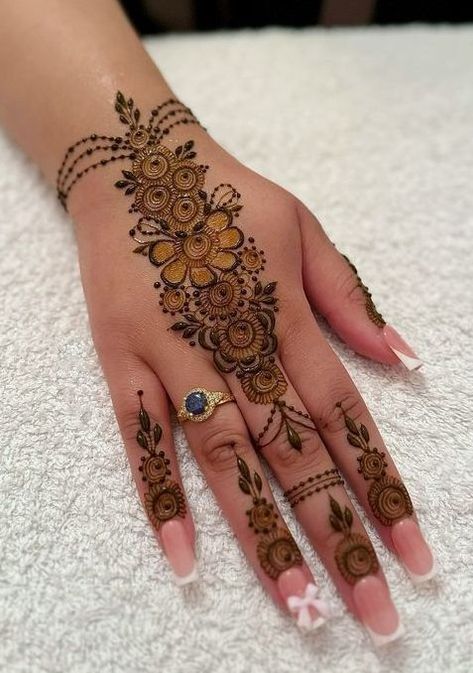 back hand beautiful design 😍 Mehndi Aesthetic Front Hand, Mehedi Design Back Hand Simple, Mehndi On Back Hand, Mehendi Designs Arabic, Arabic Mehndi Designs Front Hand, Arabic Mehndi Designs Back, Henna Design Hand, Mehandi Designs Arabic, Back Hand Henna Designs