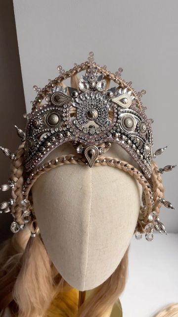 ⋆ S I L E N A ⋆ C R O W N S ⋆ on Instagram: "My famous hair crown design includes: 1. Headpiece of hair on a wire frame 2. Removable silver foil crown This’s a long and painstaking work, here I demonstrate the stages, each of which takes many hours. _______ #silenacrowns #crown #burlesque #burningman #tribalfusion #starscrown #fashionforbankrobbers #headband #methalacrown #festivalcrown #weddingcrown #headpiece #fusionbellydance #crystal #showcrown #hat #showcostume #theatrycostume #hairdesig Burlesque Headpiece, Workshop Inspiration, Geometric Mirror, Head Crown, Headpiece Diy, Hair Crown, Crown Hat, Crown Design, Wire Frame