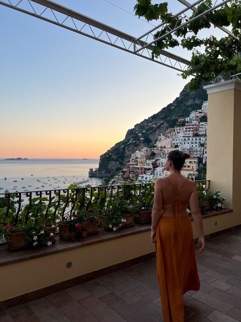 Amalfi Coast Restaurant, Outfit In Italy, Italian Aesthetic Outfit, Holiday Dinner Outfit, Pretty Skys, Maxi Dress Backless, Coast Restaurant, Italy Positano, Lake Outfit