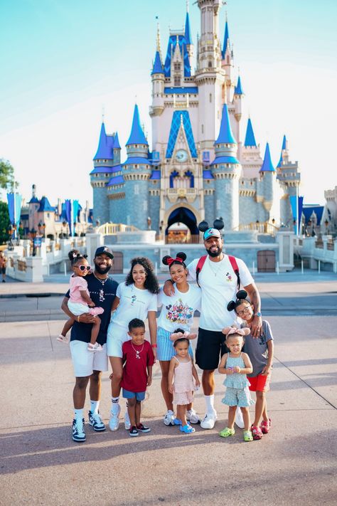 Disney World Black Family, Disney World Aesthetic Family, Disney Family Trip Aesthetic, Family Disney Aesthetic, Black Family Vacation, Family Vacation Aesthetic, Family Trip Ideas, Friend Trips, Travelling With Family