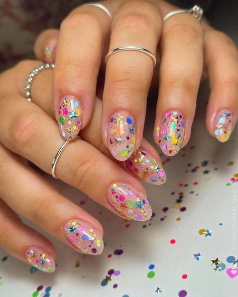 Start the New Year off right with some shimmer + color!! We’ve rounded up tons of New Years Eve nails worth celebrating—like these rainbow confetti New Years nails—to make sure you’ll be the cutest one counting down to midnight! Taylor Swift Nails, New Years Eve Nails, Confetti Nails, Metallic Nail Polish, Floral Nail Designs, Metallic Nails, Nail Swag, Easter Nails, Trendy Nail Design