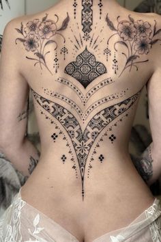 Tattoo Ideas Inspiration, Backpiece Tattoo, Spine Tattoo Ideas, Stomach Tattoos Women, Tato Minimal, Upper Back Tattoos, Tattoos Infinity, Back Piece Tattoo, Full Back Tattoos