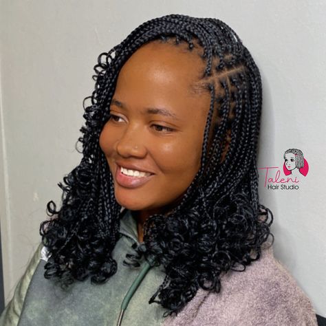 Short Curly Box Braids For Black Women, Shorts Braids For Black Women, Medium Box Braids Hairstyles For Black Women, Short Braids With Curls At The End, Short Curly Box Braids, Short Knotless Box Braids, Short Curly Braids, Cornrows Braids For Black Women, Short Box Braids Hairstyles