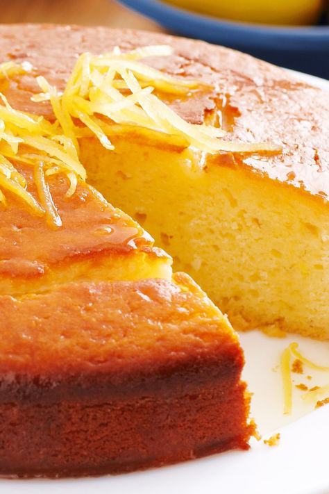 The use of yoghurt in this recipe makes for a fluffier baked cake. Yoghurt Cake Recipe, Lemon Yogurt Cake, Lemon Olive Oil Cake, Easy Mug Cake, Yoghurt Cake, Lemon Yogurt, Torte Cupcake, Mini Dessert, Oil Cake