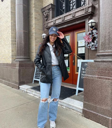 Yankees Womens Outfit, Yankee Fitted Outfit Style, Black Yankees Hat Outfit, Ny Hat Outfit Street Styles, Abercrombie 90s Jeans Outfit, New York Cap Outfit, New York Hat Outfit, Ny Yankees Hat Outfit, Ny Hat Outfit