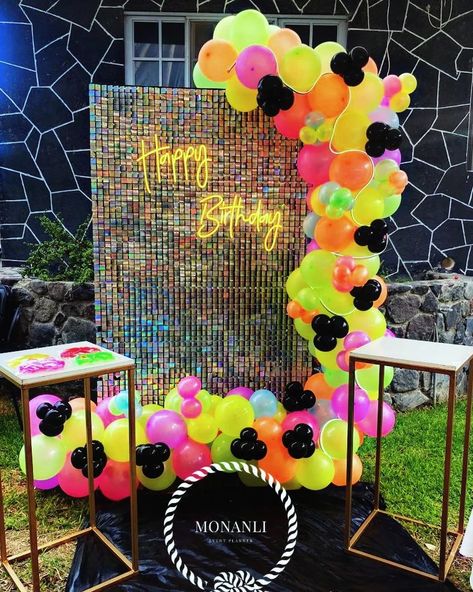 backdrop neón ! #partyneon #fiestaneon #neon #neonparty #glow #neonglow #backdrop #shimmerwall #happybirthday #atlixco #decoration #decoracion Glow Candy Bar, Party Neon, Neon Decor, Neon Party, Neon Glow, Bday Party, Candy Bar, Bingo, Party Decorations