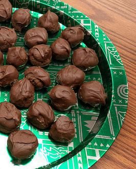 Austrian Chocolate Balls - must veganize Chocolate Balls Recipe, Austria Food, Austrian Desserts, Netherlands Food, Austrian Cuisine, Latin American Recipes, Chocolate Balls, Chef John, Austrian Recipes