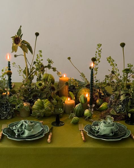 back to basics💚 the trendiest vegetable inspires us more and more Vegetables Table Decor, Merlot And Green Wedding, Produce Centerpieces, Vegetable Tablescape, Table Scapes Dinner Party, Art Nouveau Party, Green Aesthetic Party, Monarch Aesthetic, Engagement Lunch