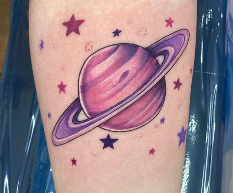 Saturn Tattoo, Purple Tattoos, Planet Colors, Bts Tattoos, Galaxy Tattoo, Clever Tattoos, Tatuaje A Color, Space Tattoo, Tattoo Project