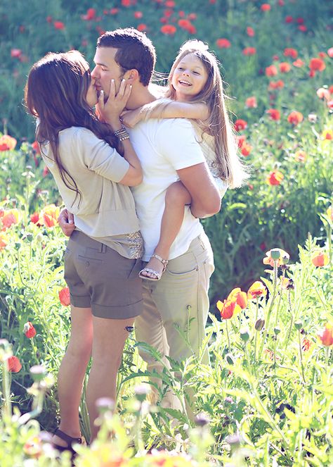 Love that its a cute family of three, want this pose for L's bday pics! julie parker photography......delight in the little things! Foto Tips, Foto Poses, Family Posing, Shooting Photo, Family Photo Sessions, Cute Family, Fall Family, 인물 사진, Family Photoshoot