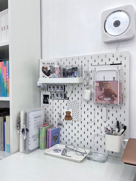 Skadis Ikea Ideas Kpop, Skadis Kpop, K Pop Peg Board, Ikea Pegboard Aesthetic, Peg Board Kpop, Peg Board Desk, Peg Board Aesthetic, Pegboard Ideas Aesthetic, Kpop Desk Ideas