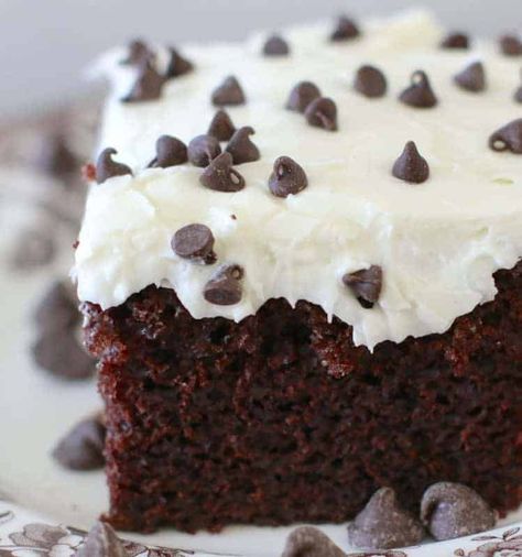 Chocolate Cake Video, Zucchini Cakes Recipe, Homemade Chocolate Cake, Torte Cupcake, Poke Cake Recipes, White Frosting, Zucchini Cake, Poke Cakes, Homemade Cake Recipes