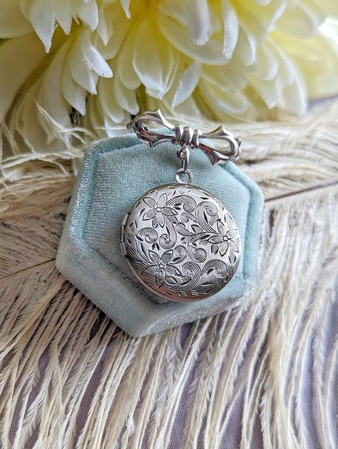 Round Locket Necklace, Bridal Bouquet Charms, Locket Vintage, Wedding Memory, Bouquet Charms, Round Locket, Cardboard Gift Boxes, Cardboard Jewelry Boxes, Silver Locket