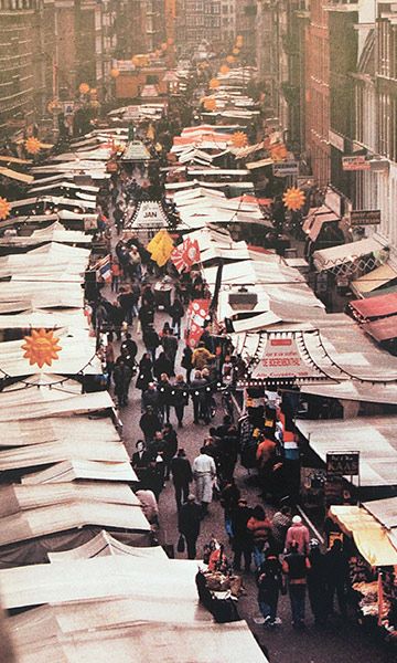 The most popular market of Amsterdam | Albert Cuyp Markt Amsterdam Albert Cuyp Market, Albert Cuypmarkt Amsterdam, Albert Cuyp Market, Amsterdam Market, Amsterdam Trip, Magazine Ideas, Europe Photography, Amsterdam Travel, Local Market