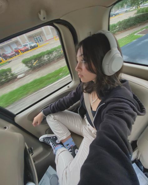 Comfy Headphones, Headphones Poses, Sony Headphones Aesthetic Outfit, Over The Head Headphones Aesthetic, Sony 1000xm4 Aesthetic, Over The Head Headphones, Xm4 Sony, Overhead Headphones Aesthetic, Sony Xm5 Headphones Outfit