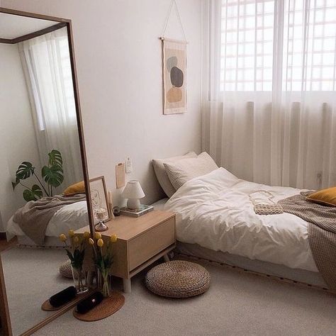 Bed In Corner Of Room Against Wall Ideas, Sunrise Bedroom, Cozy Small Bedrooms, Small Apartment Bedrooms, Hiasan Bilik Tidur, Small Bedroom Designs, Dekorasi Kamar Tidur, Small Bedroom Decor, Small Room Design