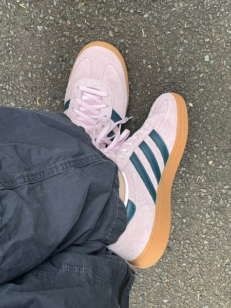 Pink Sneakers Outfit, Navy Adidas, Pink Shop, Shoe Wishlist, Adidas Spezial, Adidas Pink, Pinterest Aesthetic, Shoe Inspo, Aesthetic Style