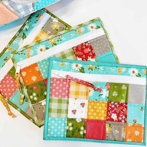 Mini Charm Pack Projects, Charm Pack Projects, A Quilting Life, Charm Pack Quilt Patterns, Quilting Digest, Charm Pack Quilt, Jelly Roll Quilt Patterns, Pillow Projects, Charm Packs