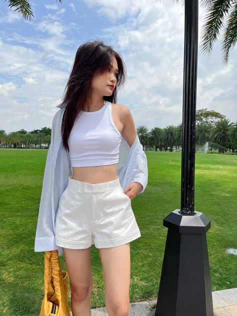 Asian Shorts Outfit, Asia Summer Outfit, White Shorts Outfit Aesthetic, Korean Shorts Outfit, Outfits Aesthetic Shorts, Outfit Celana Pendek, Summer Crop Top Outfits, Picnic Outfit Ideas, White Ootd