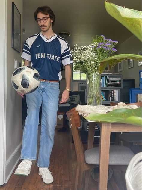 Jersey Football Outfit, Football Shirts Outfit, Vintage T Shirts Outfit, Men Soccer Outfit, Summer Jersey Outfit, How To Style Soccer Jersey Outfit, Soccer Outfits Men, Vintage Jersey Outfit Men, Football Outfit Men