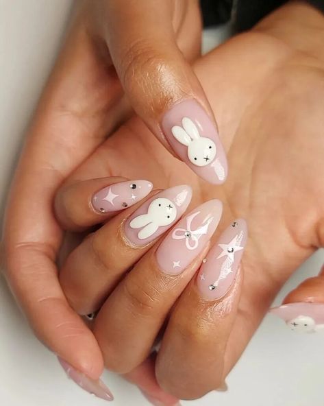 19 Cute Trendy Bunny Nails 15 White Rabbit Alice In Wonderland Nails, White Rabbit Nails, Miffy Nails Simple, Miffy Nail Design, Miffy Nails Almond, Pink Bunny Nails, Baby Nails Design, Mymelody Nails, Cute Birthday Nail Ideas