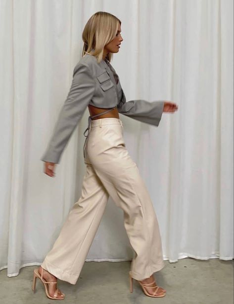 Beige Leather Pants, Leather Pants Outfit Casual, Beige Pants Outfit, Work Outfit Inspiration, Leather Pants Outfit, Pants Outfit Casual, Casual Work Outfit, Summer Dress Outfits, Neutral Fashion