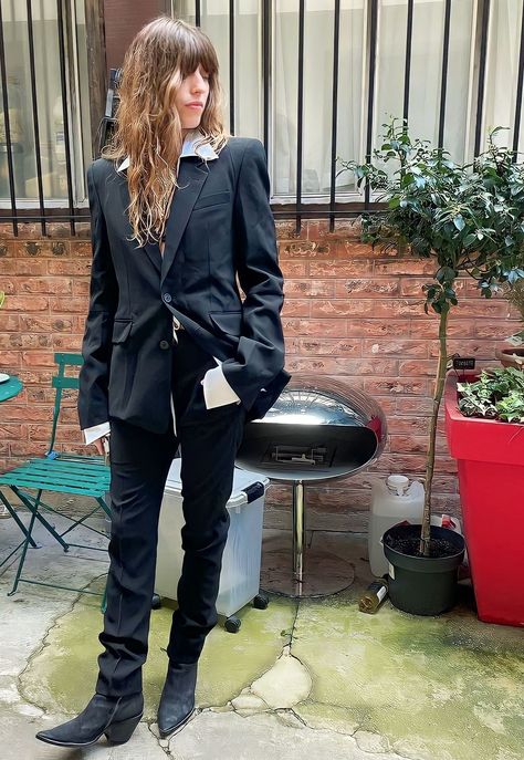 Lou Doillon Style, French Style Icons, Camille Rowe, Lou Doillon, Charlotte Gainsbourg, Jeanne Damas, Androgynous Fashion, Photography Women, Effortless Chic