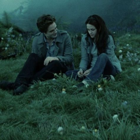 Twilight saga✨ | Vampire twilight, Twilight pictures, Twilight film Forks Twilight, Bella Y Edward, Billy Burke, Vampire Twilight, Twilight Photos, Twilight Film, Edward Bella, Twilight Pictures, Twilight Movie