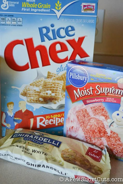 Strawberry Muddy Buddies-1-5 Cake Mix Chocolate Chip Cookies, Puppy Chow Cookies, Cookies Valentines Day, Cookies Valentines, Chex Mix Puppy Chow, Muddy Buddies Recipe, Paypal Giveaway, Mix Chocolate, Puppy Chow Recipes