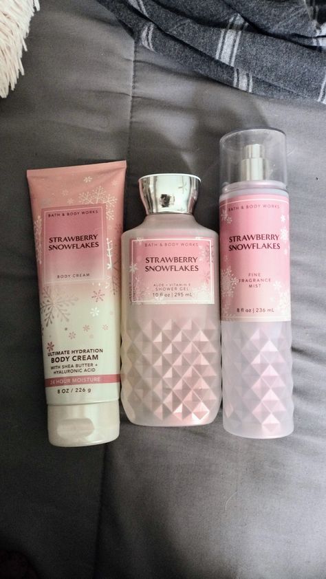 Strawberry Perfume, Koleksi Parfum, Bath N Body Works, Smells Good, Bath And Body Work, Body Hygiene, Bath And Body Works Perfume, Shower Skin Care, Body Smells