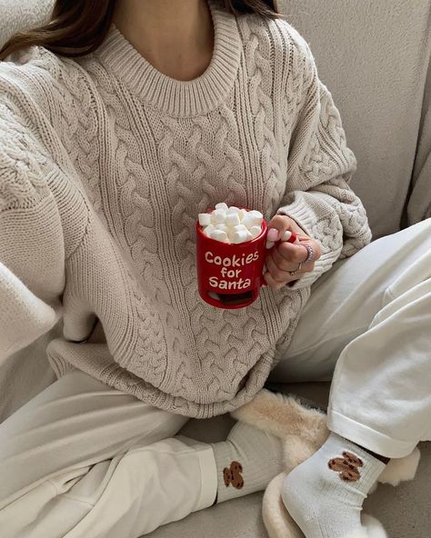 December Instagram Story Ideas, December Moodboard, December Outfits, Feed Insta, Aesthetic Cozy, Fluffy Slippers, Stylish Winter Outfits, Winter Inspo, Cozy Winter Outfits