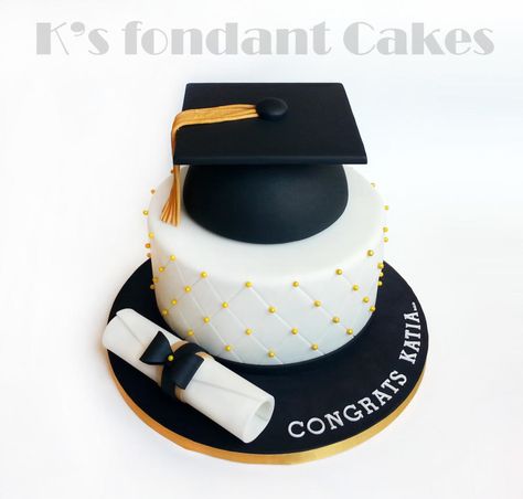 Graduation Cake. Vanilla cake, praline buttercream filling with caramelized hazelnuts & oreo cookies London Graduation, Graduation Cake Designs, Bolo Panda, Graduation Party Cake, Anniversaire Diy, Hat Cake, Make Up Cake, Buttercream Filling, Magic Cake