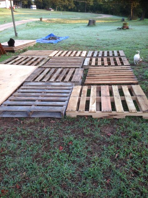 Build Your Own Dance Floor Outdoor Weddings, Diy Wedding Stage Platform, Easy Dance Floor Diy, Diy Dance Floor Wedding Cheap, Pallet Dance Floor Wedding, Homemade Dance Floor, Diy Dance Floor Outdoor, Diy Dance Floor Cheap, Rug Dance Floor Wedding