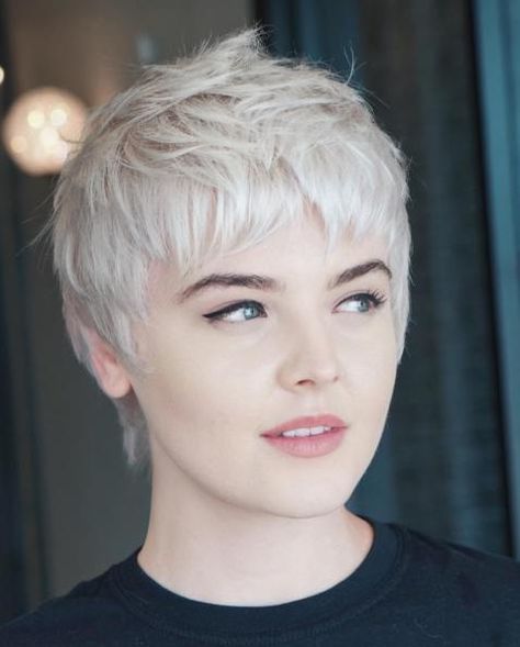 Short Pixie with Sliced Layers Beautiful Short Hairstyles, Platinum Bob, Short Hairstyles For Round Faces, Hairstyles For Fat Faces, Pink Pixie, Pixie Haircut Ideas, Choppy Pixie Cut, Short Hair Cuts For Round Faces, Pixie Haircut For Round Faces