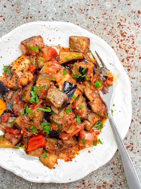 Aubergine in tomato sauce (Soslu patlıcan) - A kitchen in Istanbul Aubergine Recipe, Eggplant Recipes, Recipes Vegetarian, Middle Eastern Recipes, Turkish Recipes, Meat Free, Fruit And Veg, Turkey Recipes, Kitchen In