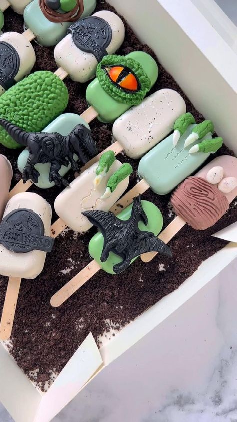 Dinosaur Cake Pops, Jurassic World Cake, Jurassic Park Birthday Party, Jurassic Park Party, Dinosaur Birthday Theme, Birthday Party At Park, Jurassic Park Birthday, Dinosaur Birthday Party Decorations, Dino Cake