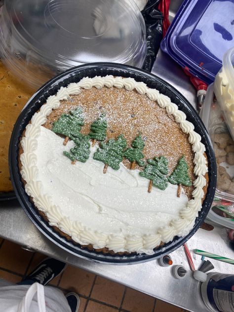 Winter Cookie Cake Ideas, Holiday Cookie Cake, Cookie Cake Christmas Designs, Birthday Cookie Cake Designs For Men, Cookie Cake Christmas, Christmas Cookie Cake Ideas, Christmas Cookie Cake Decorating Ideas, Christmas Cookie Cake Design, Christmas Cookie Cakes