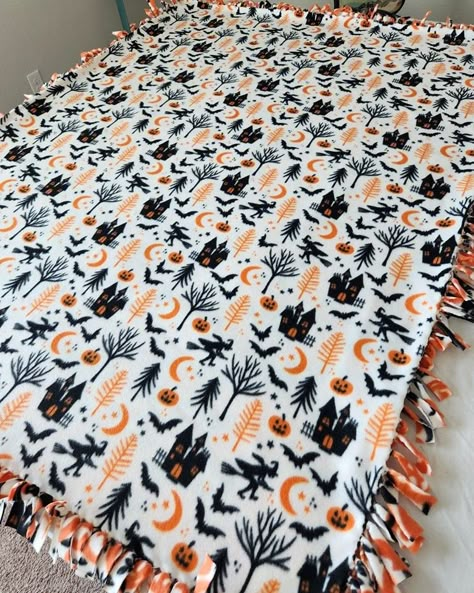 Halloween No Sew Blanket, Halloween Knot Blanket, Fall Diy Blankets, Halloween Blanket Making, Halloween Diy Blanket, Making Halloween Blankets, Fall Blanket Making, Halloween Tie Blankets, Halloween Blanket Diy