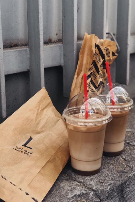 Takeaway Coffee Aesthetic, Takeaway Aesthetic, Coffee To Go Aesthetic, Cafe Shoot, Cafe Lunch, Takeaway Coffee, Street Coffee, Coffee Snacks, Product Photoshoot