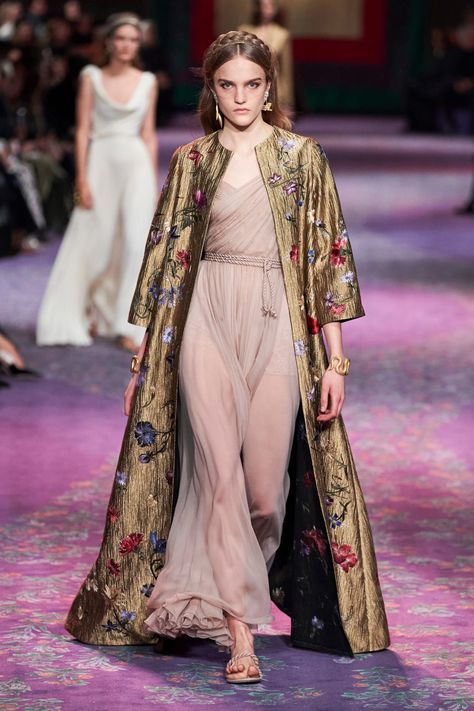 Feminism and Greek Mythology Collide at Christian Dior Haute Couture Spring 2020 - Fashionista Dior Spring 2020, Collection Couture, Christian Dior Haute Couture, Naeem Khan, Spring Couture, Atelier Versace, Dior Haute Couture, Couture Mode, Christian Dior Couture