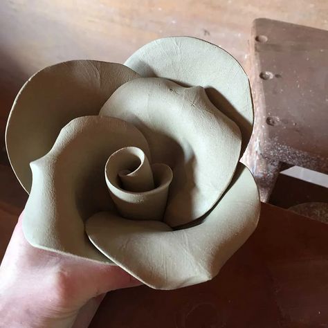 Drawing Roses, Pottery Flowers, Easy Clay Sculptures, Flowers Mandala, Mandala Ideas, Clay Rose, Rose Flower Pattern, Homemade Clay, Beginner Pottery