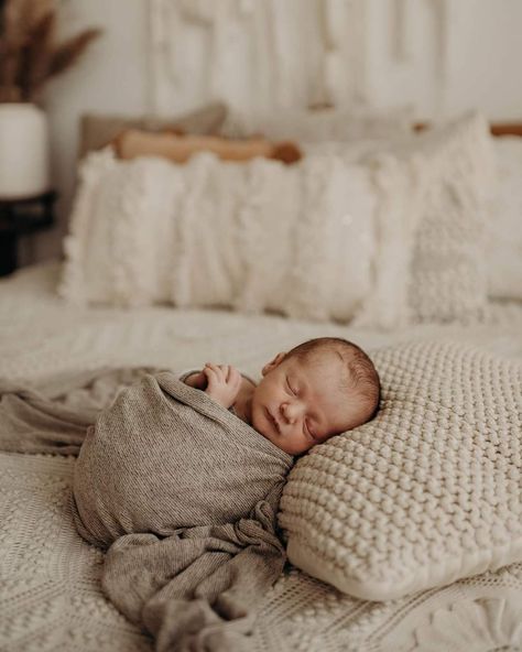 Newborn Family Pictures, Foto Newborn, Lifestyle Newborn Photos, Newborn Family Photography, Newborn Family Photos, Newborn Photography Poses, Newborn Studio, Newborn Baby Photoshoot, Baby Poses