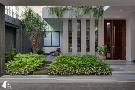 Tropical Apartment, Terrace House Design, Living Room Lighting Design, Bali Style Home, 3 Storey House Design, Modern Tropical House, Apartment Exterior, Modern House Floor Plans, Vertical Garden Design