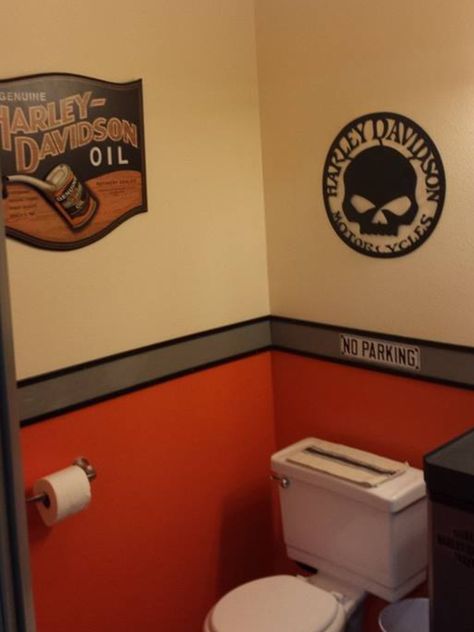 Harley Davidson bathroom Harley Davidson Shirts, Harley Davidson Decor, Harley Davidson Helmets, Harley Davidson Baggers, Man Cave Bathroom, Harley Davidson V Rod, Motorcycle Garage, V Rod, Harley Davidson Street Glide